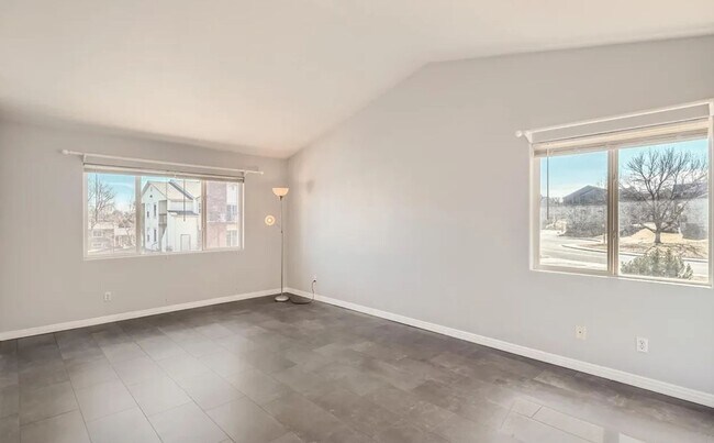 Building Photo - Updated 2 bedroom, 2 bath condo - Available now!