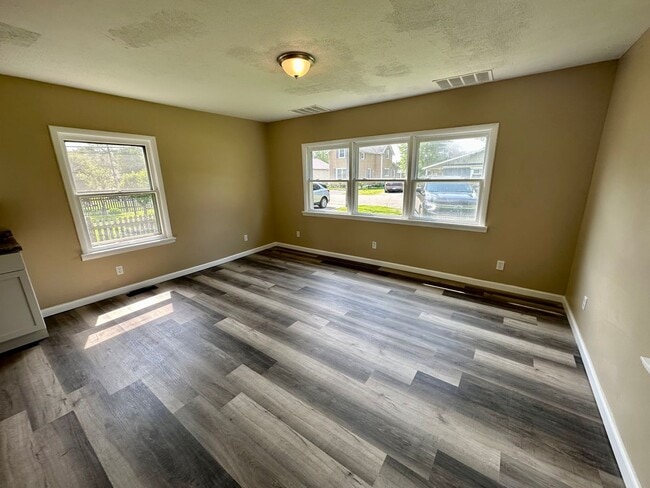 Building Photo - 2 Bedroom,  Close to Park