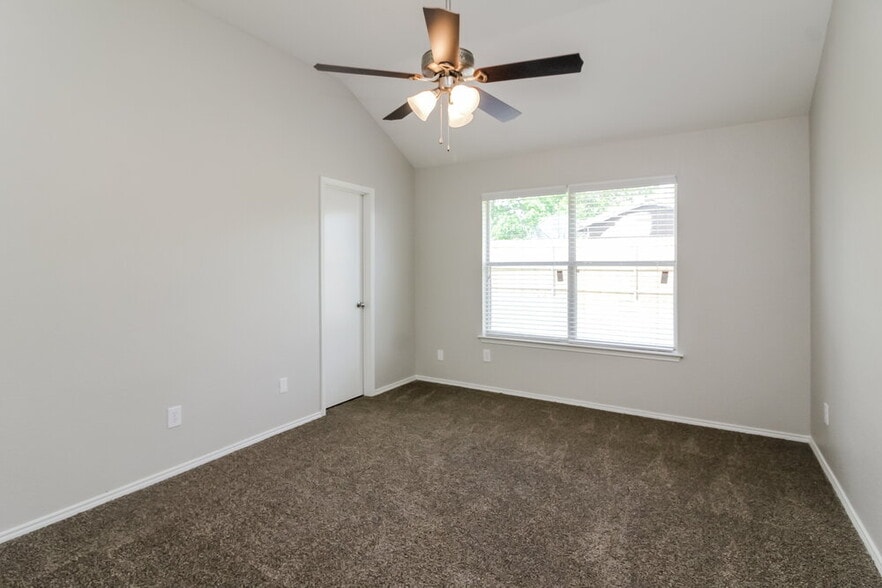 Building Photo - 900 Springfield Dr