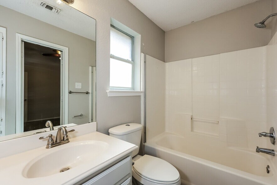 Building Photo - 621 Pleasant Valley Dr