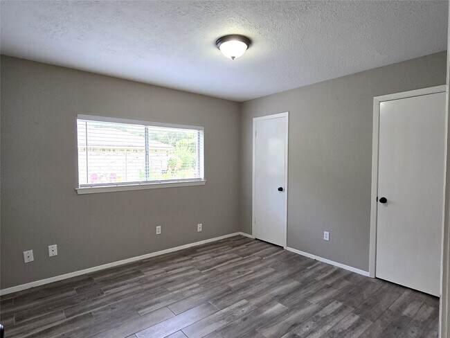 Building Photo - 24015 Farm Hill Dr