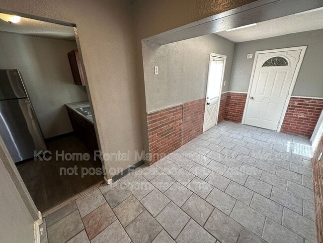 Building Photo - 8044 Wabash Ave