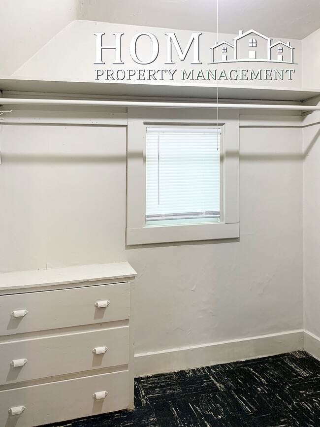 Building Photo - 127 Center St