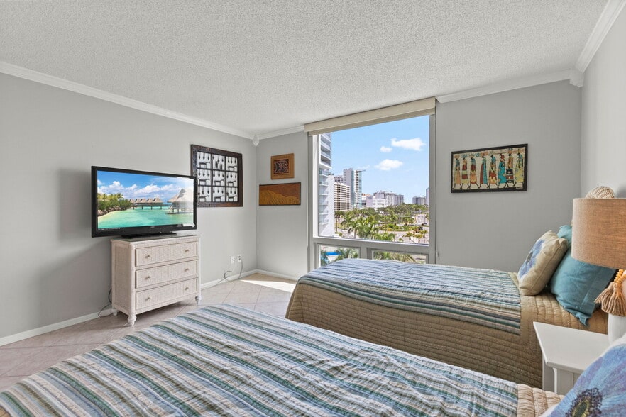 Guest Bedroom with great views - 1111 N Gulfstream Ave