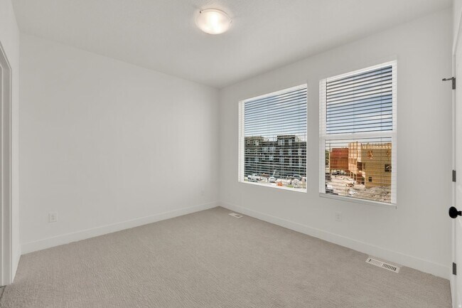 Building Photo - 570 570 N