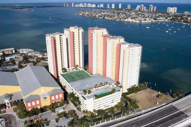 Building Photo - 2650 Lake Shore Dr