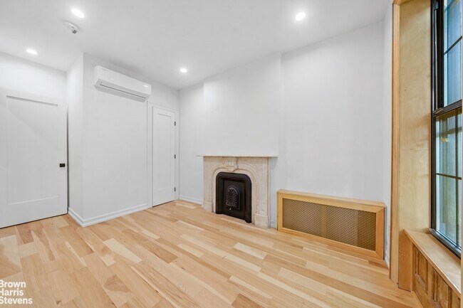 Building Photo - Renovated Sun-filled Duplex in BedStuy