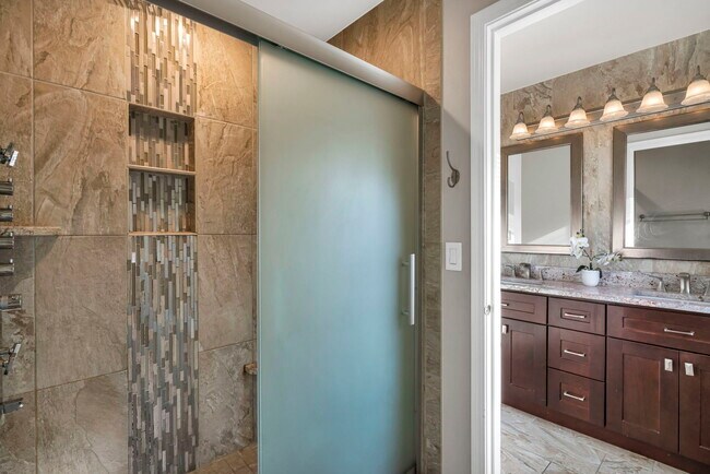 Building Photo - 2241 Avalon Ct S