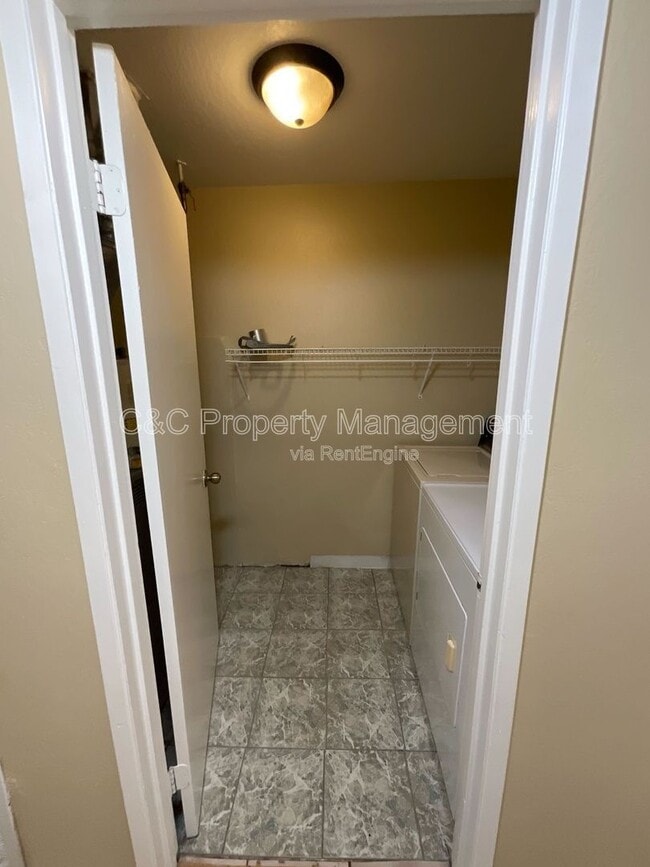 Building Photo - 3872 Tiverton Dr