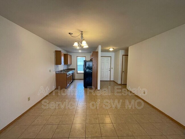 Building Photo - 1145 N Northwood Ave