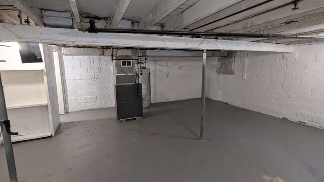 Building Photo - A charming 3-bedroom, 1.5-bathroom home located in the vibrant city of Akron