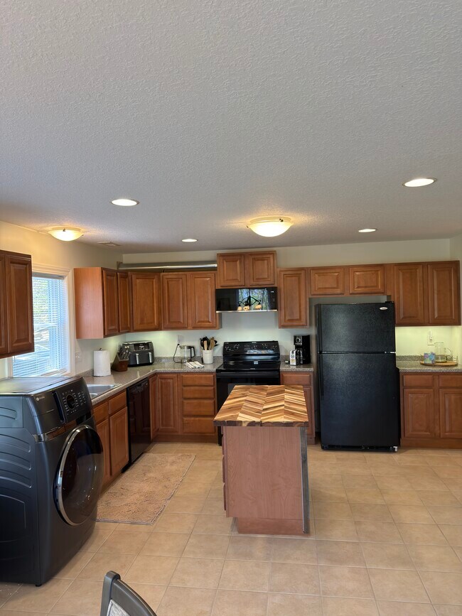 Building Photo - Hutch Apartment