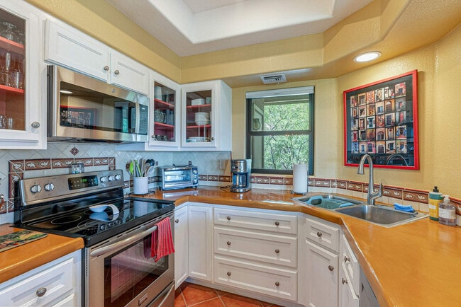 Building Photo - 6655 N Canyon Crest Dr