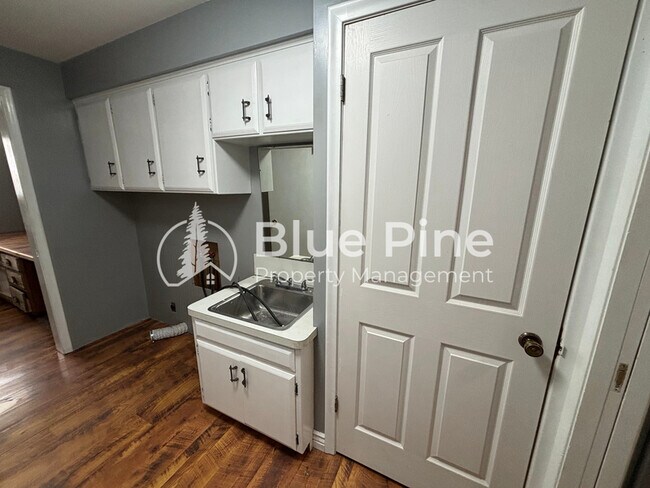 Building Photo - 320 W 1st S