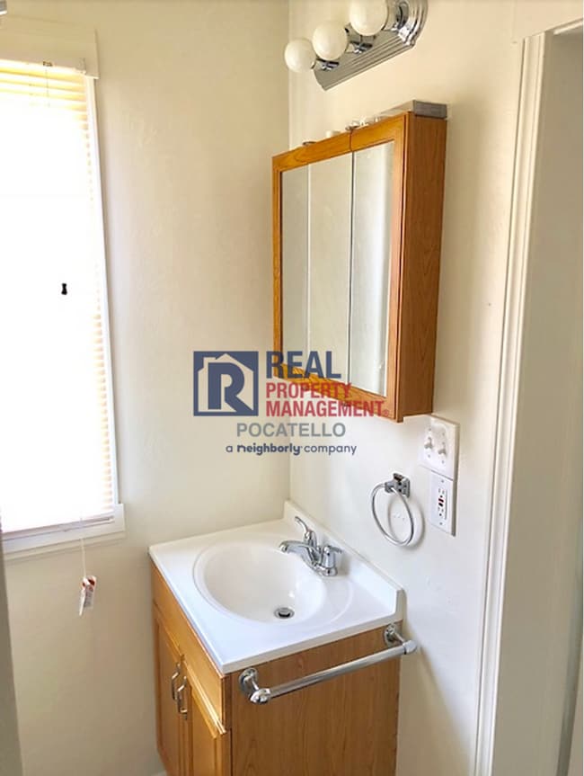 Building Photo - Beautiful Large 2 Bedroom 2 Bathroom Home ...
