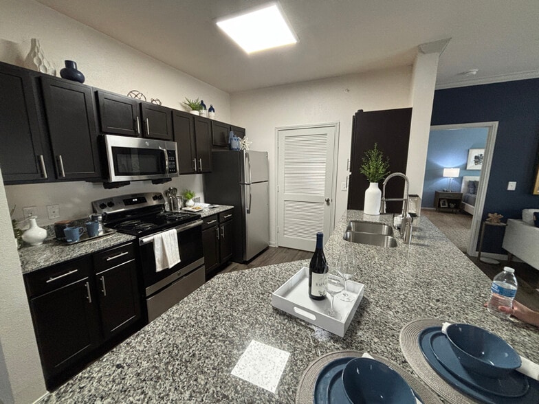 Building Photo - 4624 Cromwell Dr
