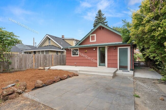 Building Photo - Spacious & Stylish 3-Bedroom Home with Upd...