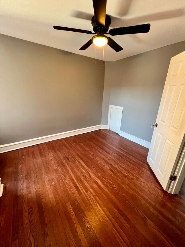 Building Photo - Beautifully Renovated 3-Bedroom Townhouse ...