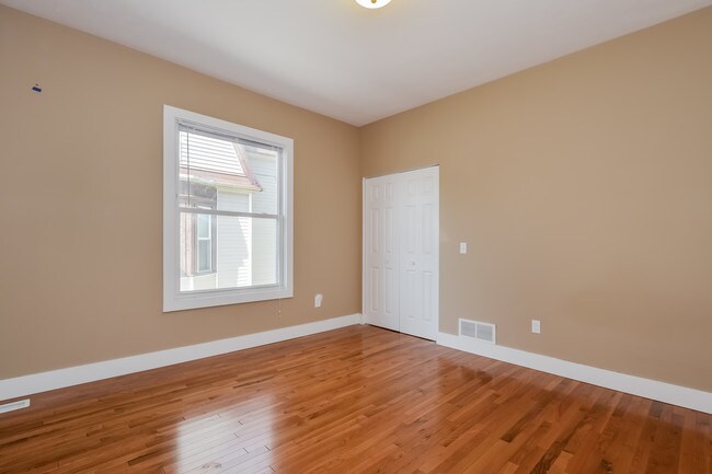 Building Photo - 422 Cadwell Ave NW