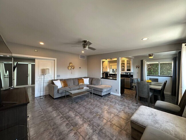 Building Photo - 725 S Mountain View Dr