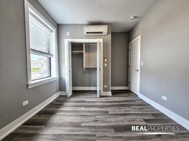 Building Photo - 2 bedroom in CHICAGO IL 60613