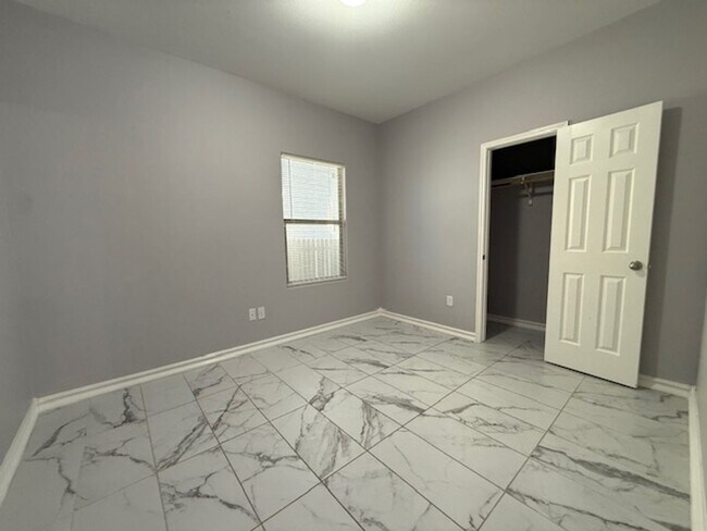 Building Photo - Las Ventanas off Highway 359!