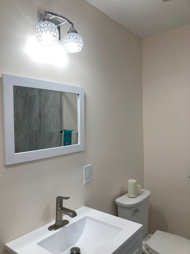 Building Photo - 2 Bedroom  Renovated Century Home Modern S...