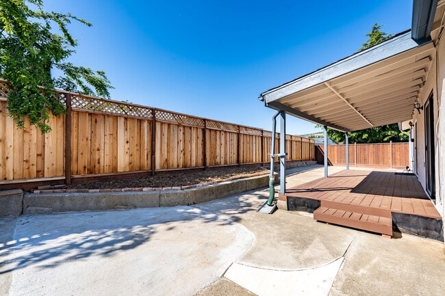 Building Photo - 1525 Jasmine Way
