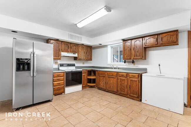 Building Photo - Spacious West Asheville Home with Dual Kit...