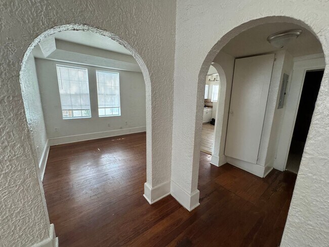 Building Photo - Old World Charm & Close to Downtown