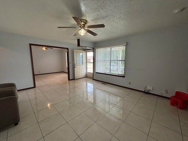 Building Photo - 1417 Matthew Dr