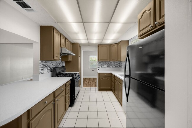 Building Photo - 3 Bed / 2 Bath Home with 2 Car Garage