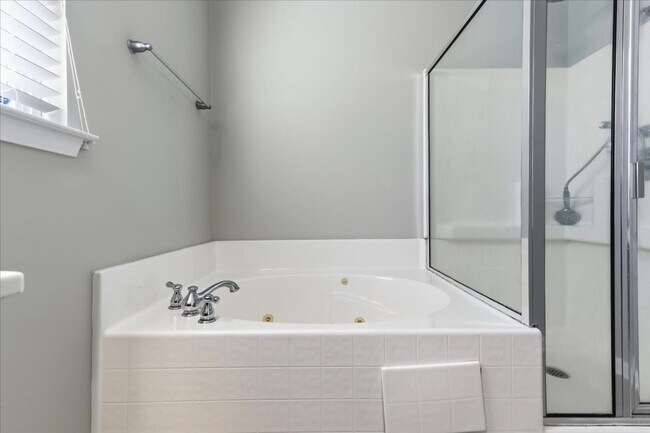 Building Photo - Spacious 5-Bedroom Home in the Live Oak Co...