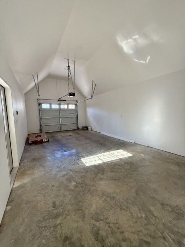 Building Photo - Renovated Ranch, Fenced Yard, Separate Studio