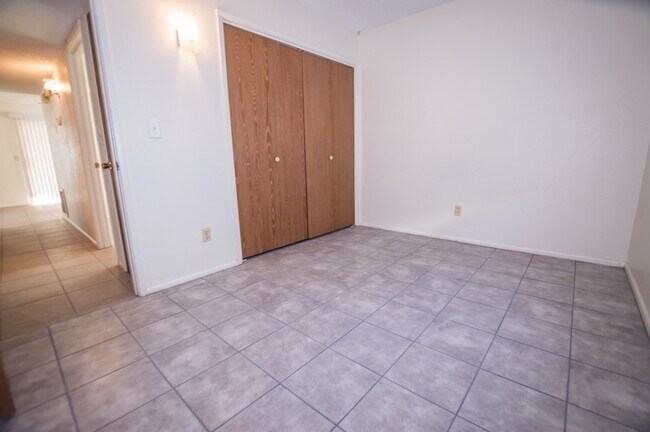 Building Photo - Welcome to this delightful 3-bedroom, 2-ba...