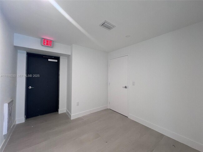 Building Photo - 700 NE 24th St