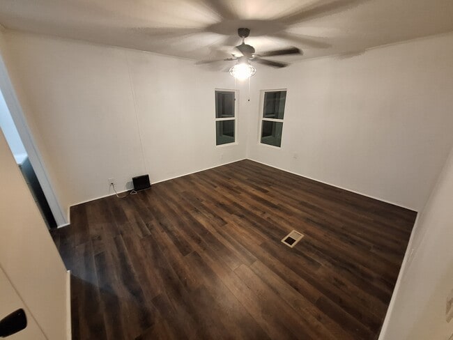 Building Photo - 836 W 11th St