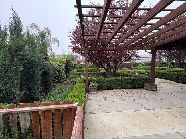 Building Photo - Two story home in NW Visalia Rent Ready!