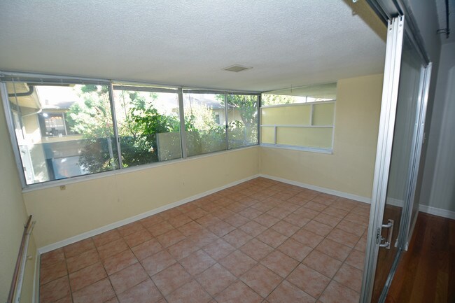 Building Photo - 370 Cliff Dr