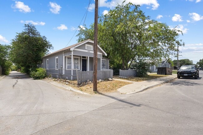 Building Photo - 1710 N Navidad St