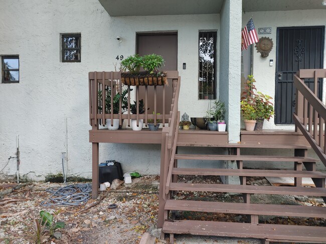 Building Photo - 1901 NW S River Dr