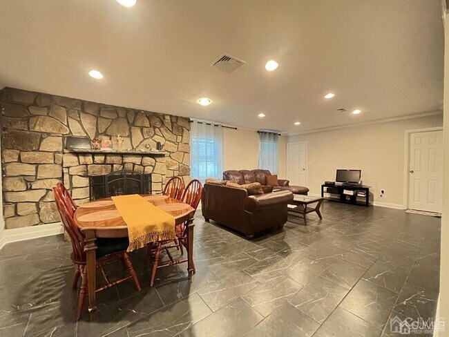 Building Photo - 15 Barnett Pl