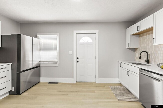 Building Photo - Charming 3-Bedroom Home with Spacious Layout