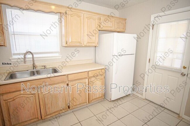 Building Photo - 216 S Schutz Dr