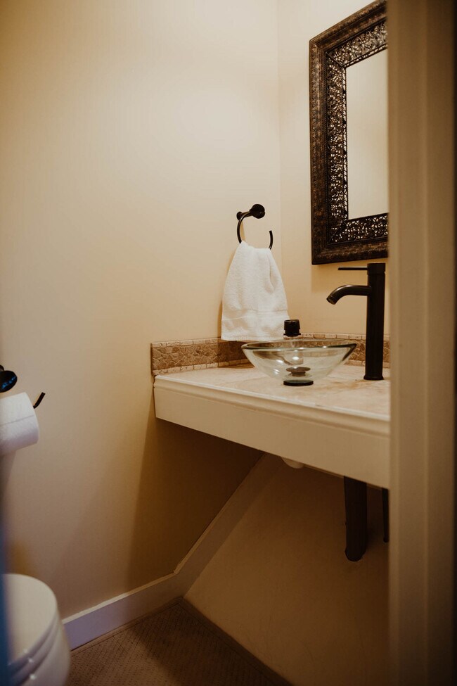 Building Photo - 108 W 6th St