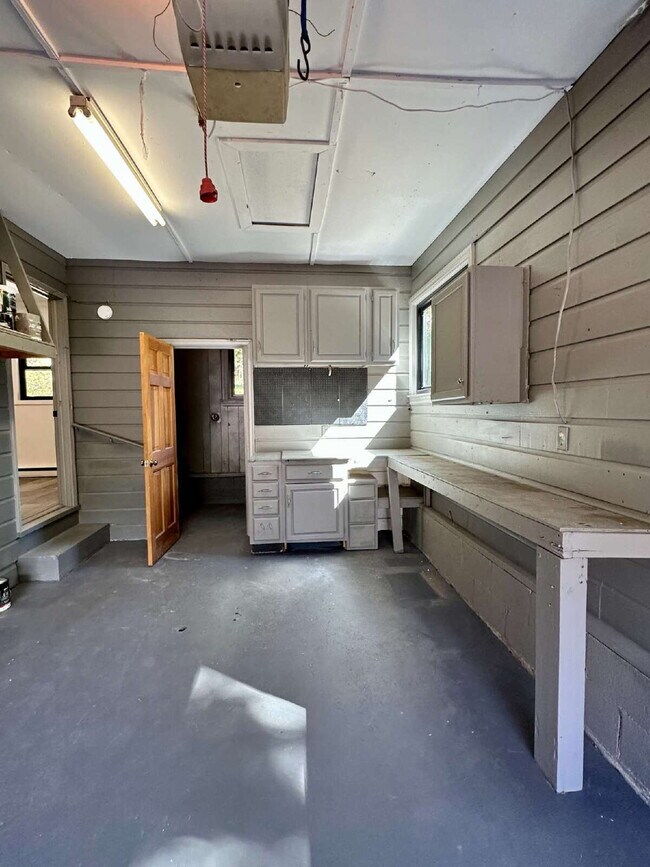 Building Photo - "Charming 2-Bed Gem with Granite Elegance ...