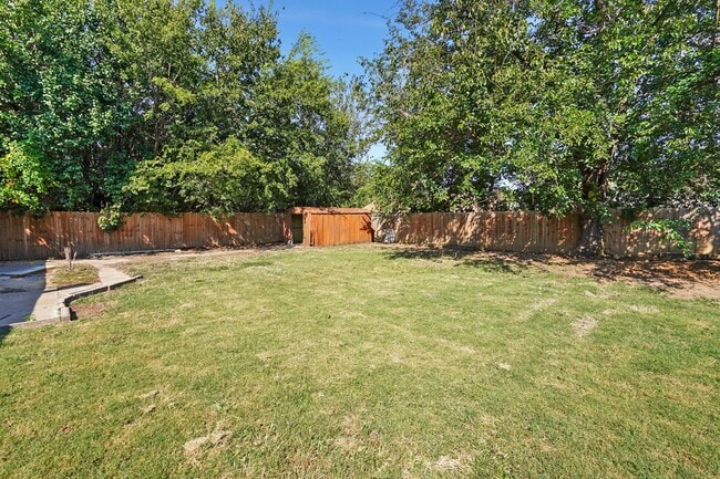 Building Photo - 412 W Austin St