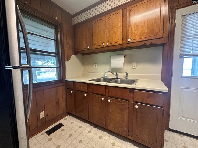 Building Photo - 1213 Summerland Dr