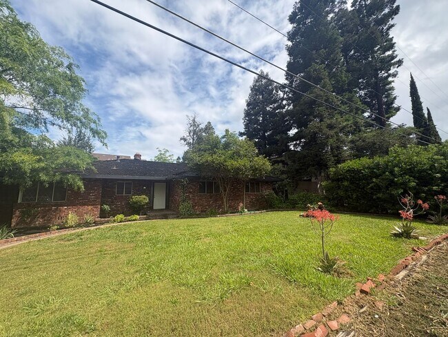 Building Photo - IMMEDIATE MOVE IN! Charming Vintage Sacramento 3 Bed / 1.5 Bath Home with Large Private Yard