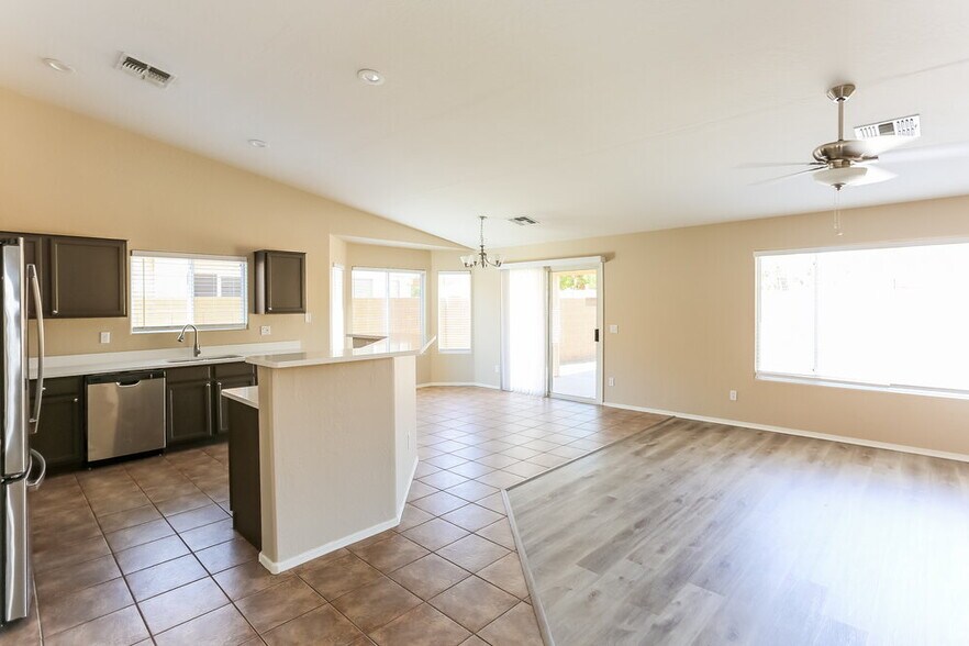 Building Photo - 15316 W Laurel Ln
